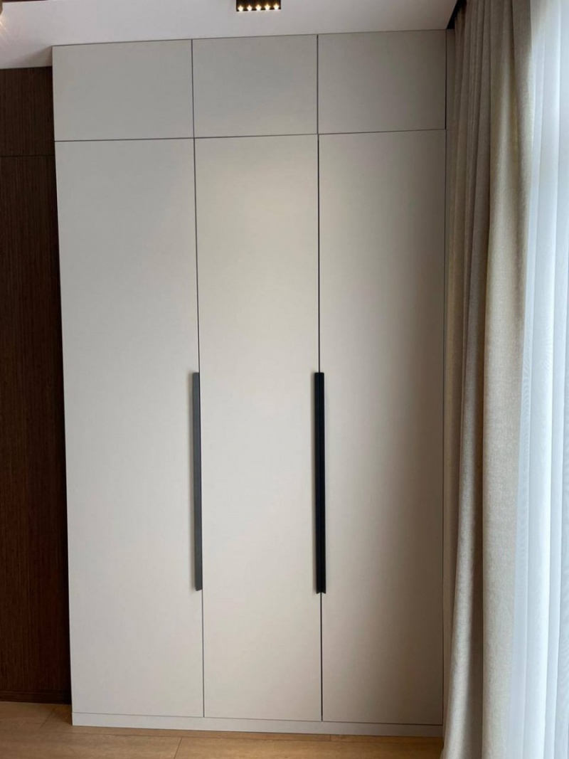 Распашной шкаф с антресолью из МДФ в пленке ПВХ на заказ в Одинцово