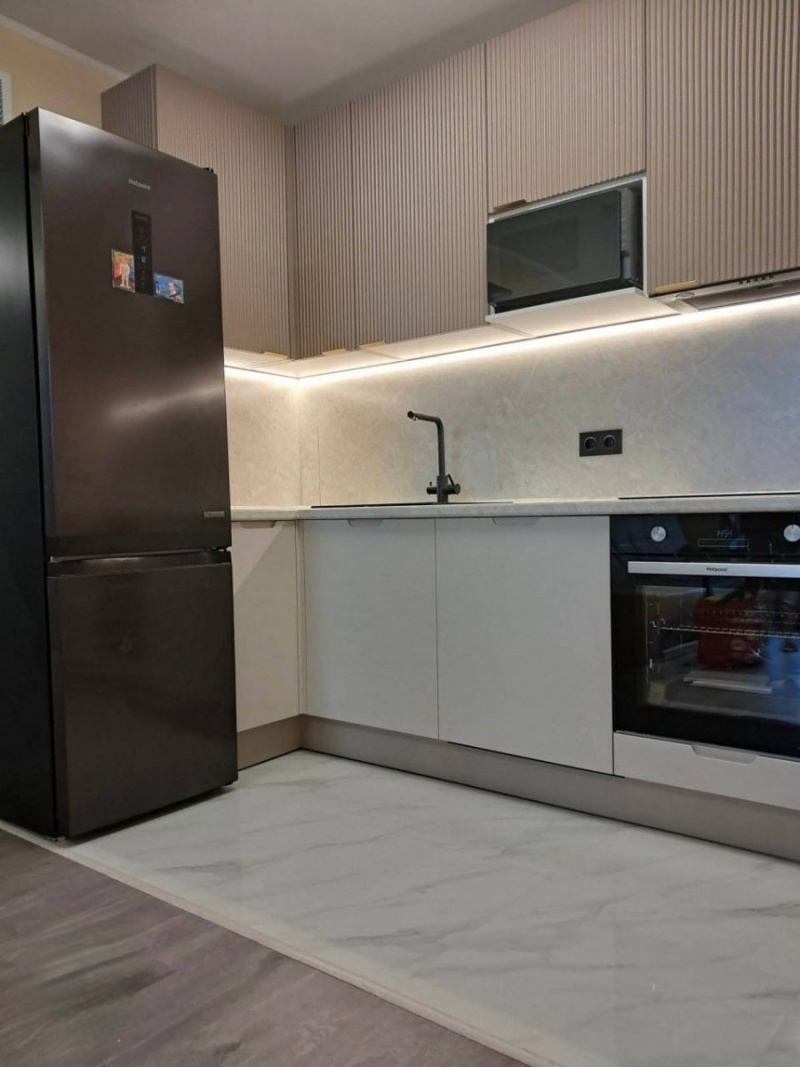 Кухонный гарнитур с фрезерованными фасадами и интегрированной LED-подсветкой