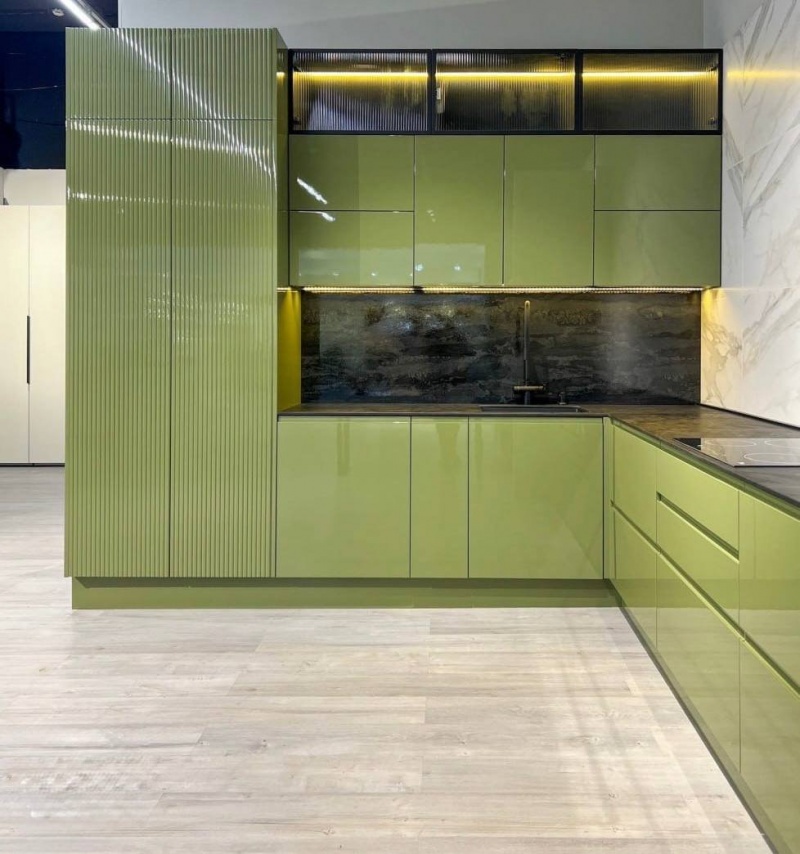 Угловая кухня 3000×3000×2596 мм — стекло + глянец RAL 6013, профиль Gola