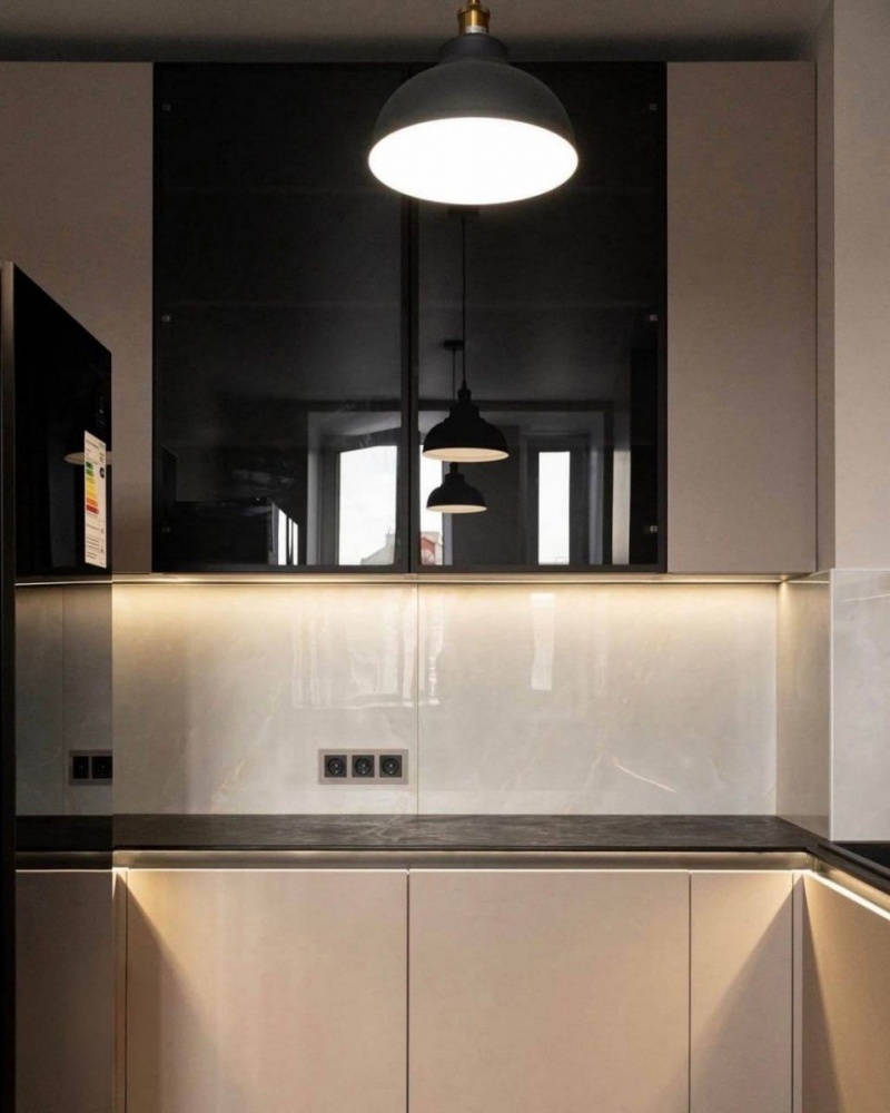 Угловая кухня с фасадами из МДФ в эмали