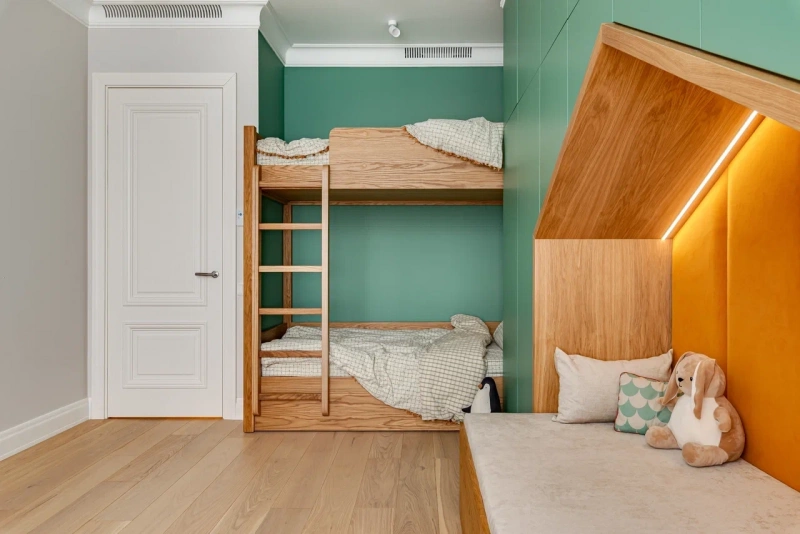 Двухъярусная деревянная кровать для детской комнаты