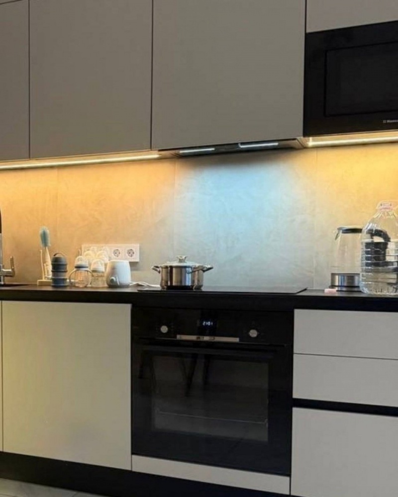 Кухня в городе Истра — тонированное стекло в алюминии, профиль Gola и мягкая подсветка