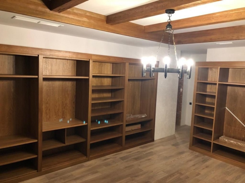 Гардеробная комната из натурального дерева на заказ