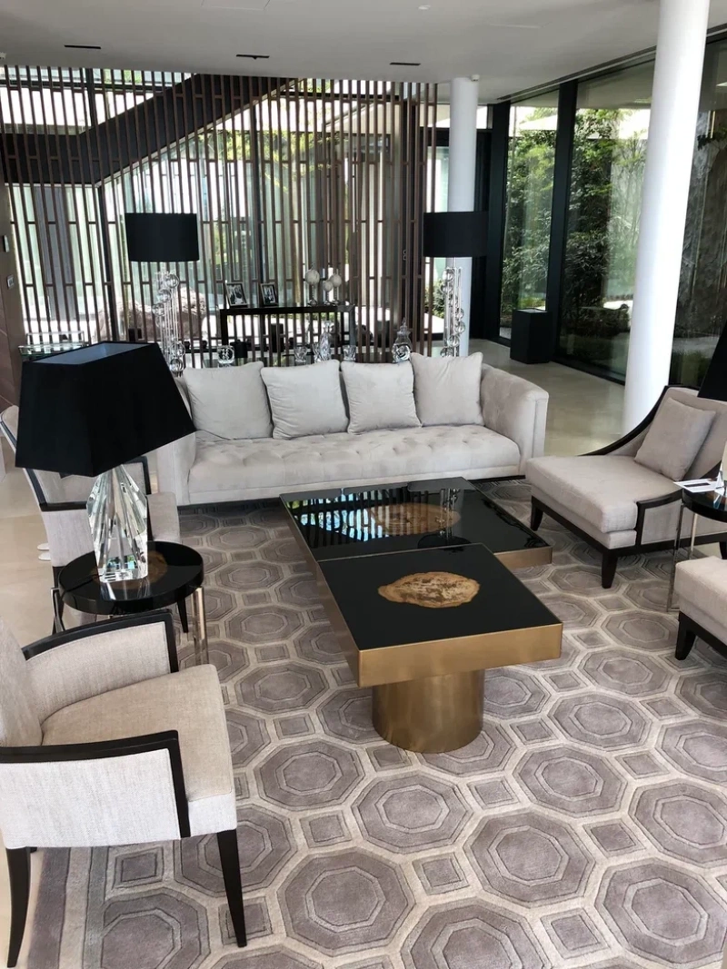 Комплект современной гостиной мебели с дизайнерским журнальным столиком и мягким диваном