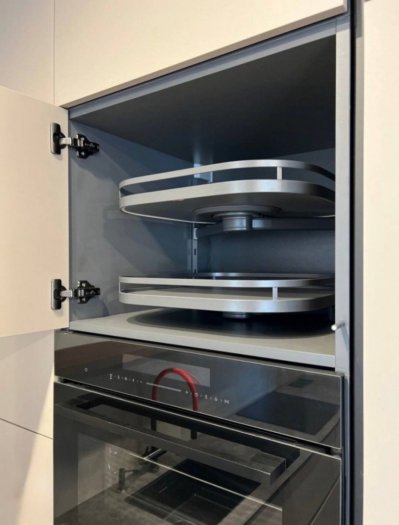 Премиальная кухня с фасадами из МДФ в эмали и акриловой столешницей