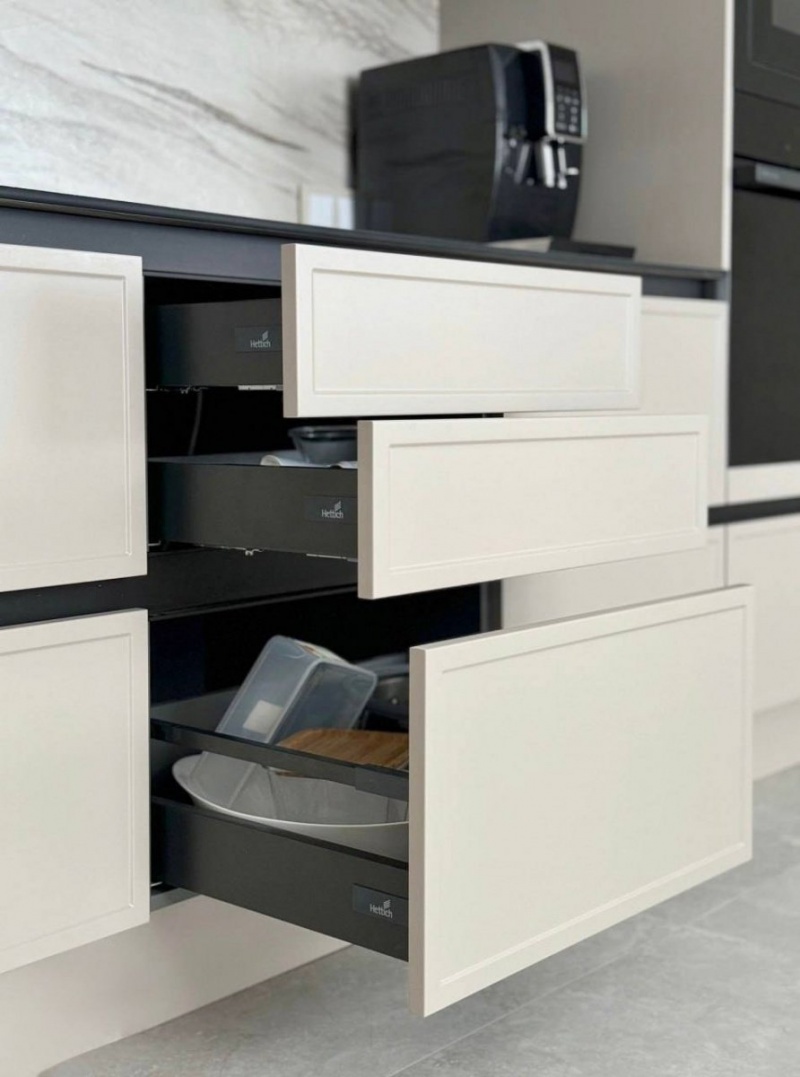 Современная кухня с фрезерованными фасадами МДФ в эмали в Волоколамске