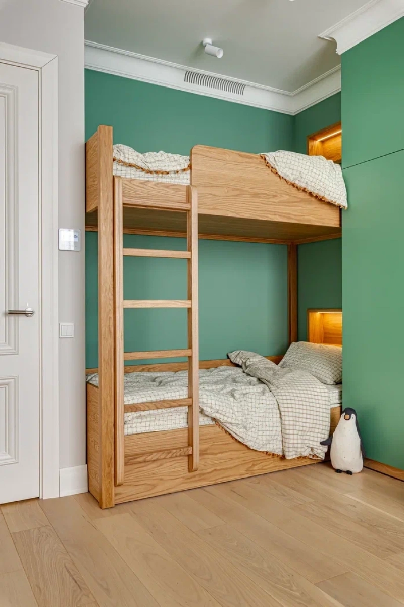 Двухъярусная деревянная кровать для детской комнаты