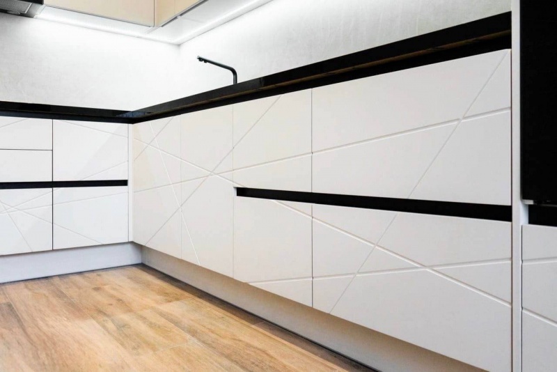 Угловая кухня - фасады из МДФ в эмали, корпус ЛДСП