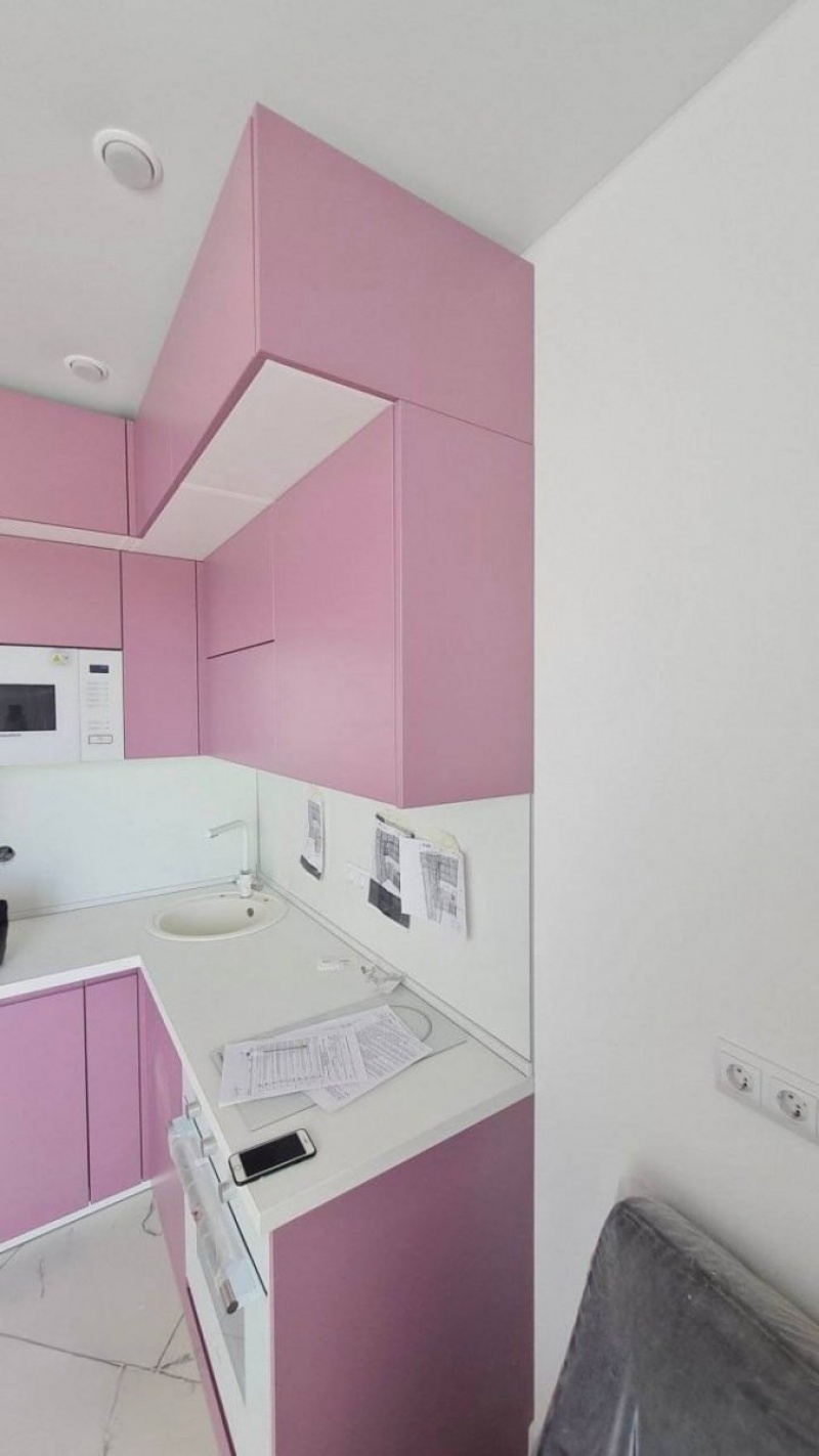 Современная розовая кухня в эмали с немецкими аксессуарами — проект в Домодедово