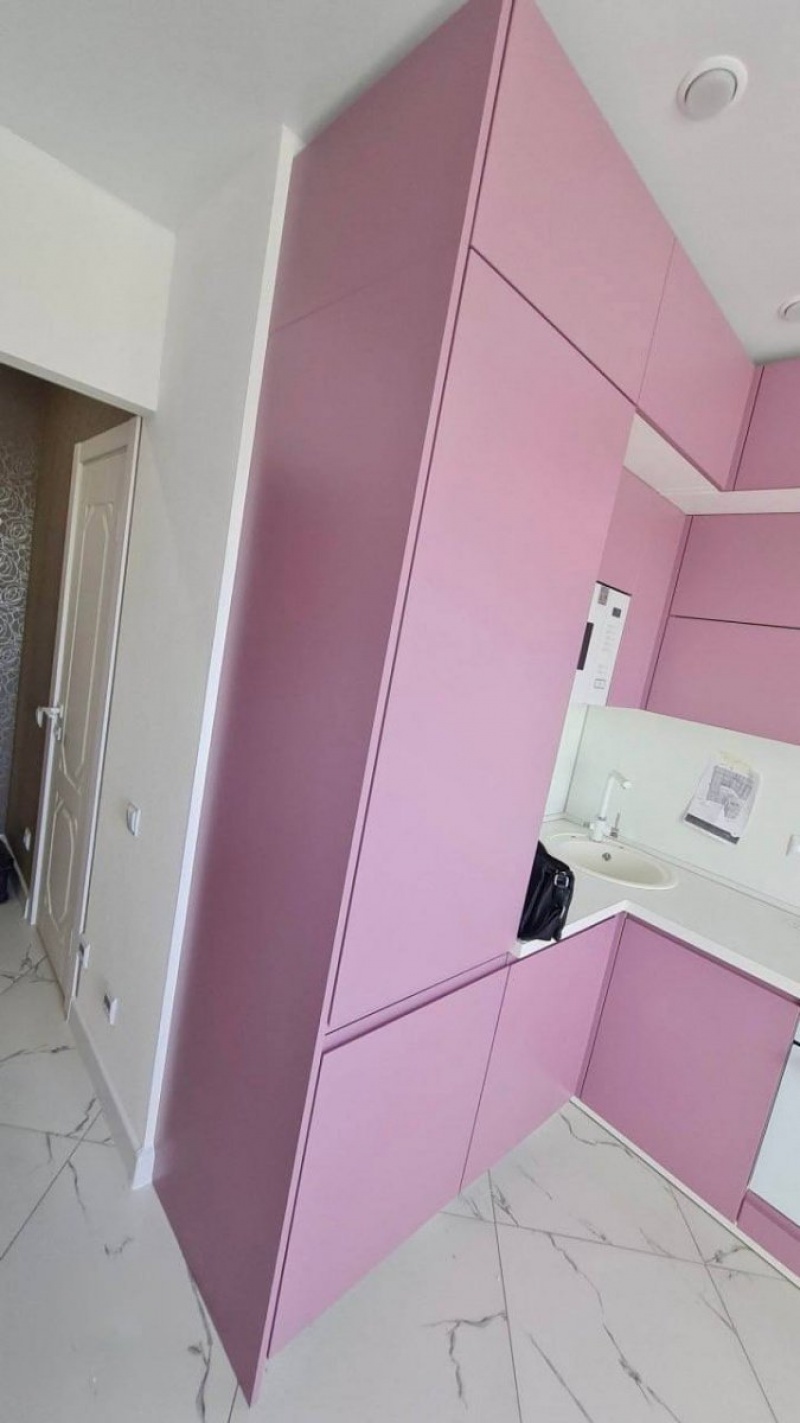 Современная розовая кухня в эмали с немецкими аксессуарами — проект в Домодедово