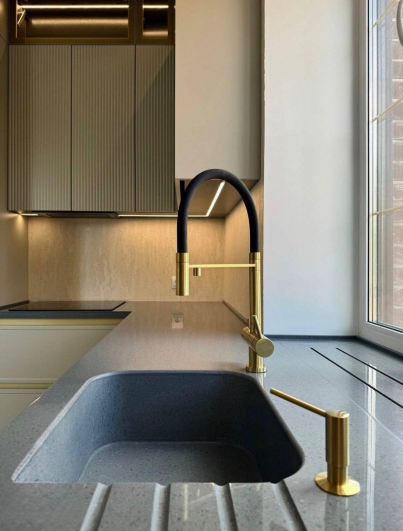 Современная кухня с акриловой столешницей и фасадами в эмали