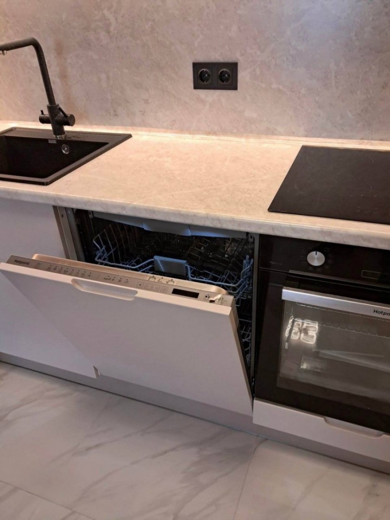 Кухонный гарнитур с фрезерованными фасадами и интегрированной LED-подсветкой