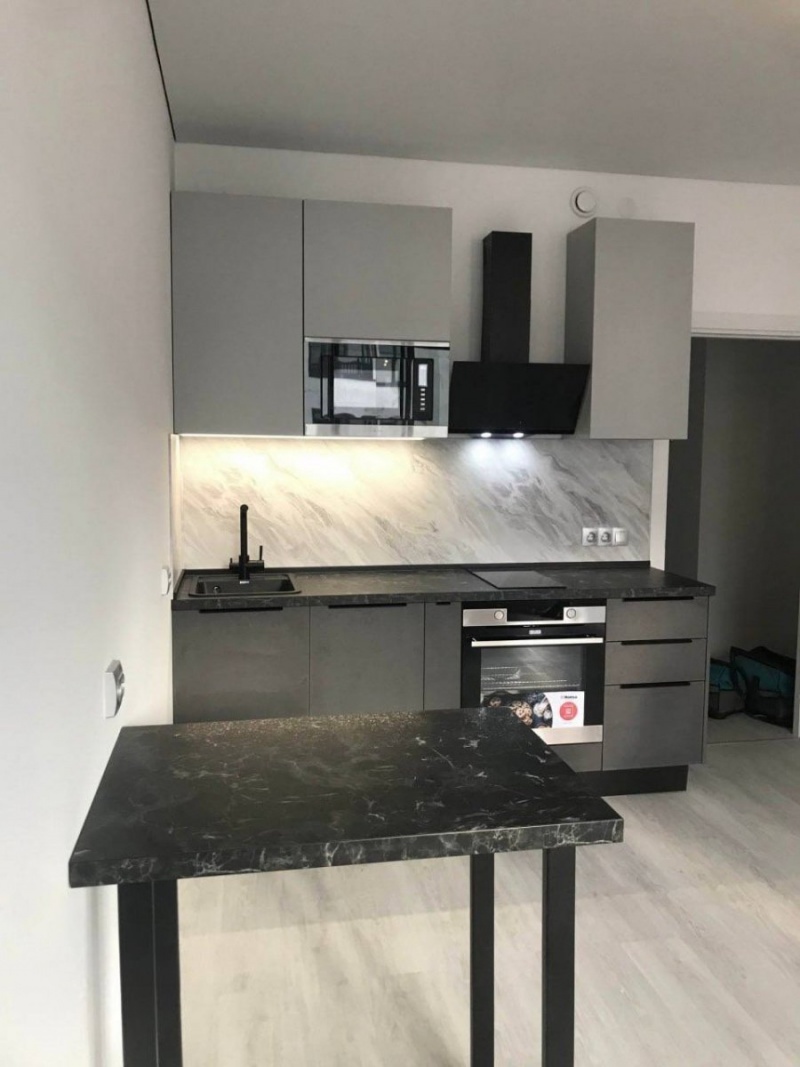 Современная кухня из ЛДСП Kronospan с интегрированными торцевыми ручками