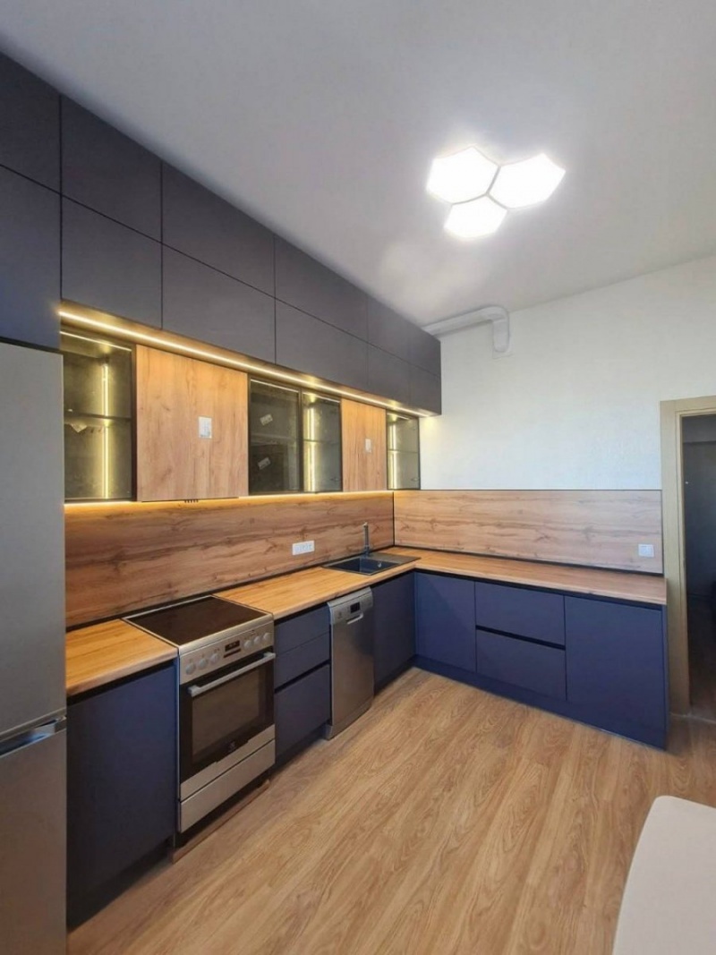 Угловая кухня с фасадами МДФ в пленке и корпусом ЛДСП Kronospan