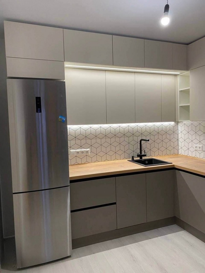 Угловая кухня с подсветкой и профилем Gola в Люберцах