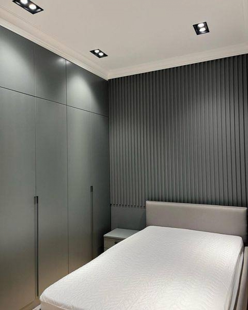 Шкаф МДФ в эмали с интегрированными ручками и фурнитурой Blum — гардероб 1900 мм для спальни, производство в Москве под заказ