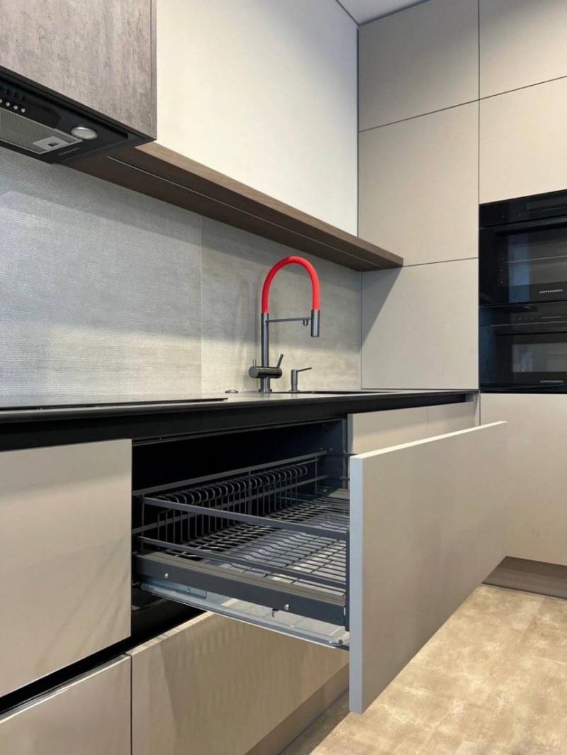 Премиальная кухня с фасадами из МДФ в эмали и акриловой столешницей