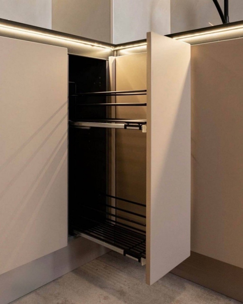 Угловая кухня с фасадами из МДФ в эмали