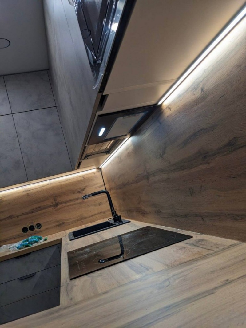 Современный кухонный гарнитур с LED-подсветкой