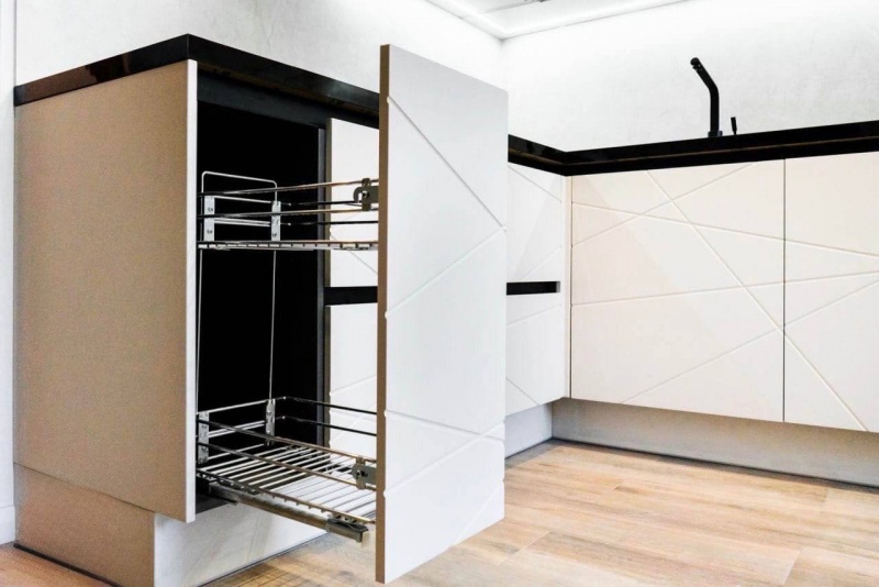 Угловая кухня - фасады из МДФ в эмали, корпус ЛДСП