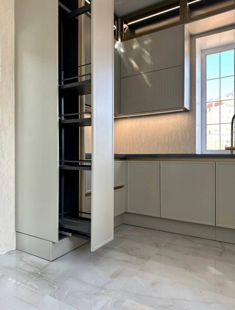 Современная кухня с акриловой столешницей и фасадами в эмали