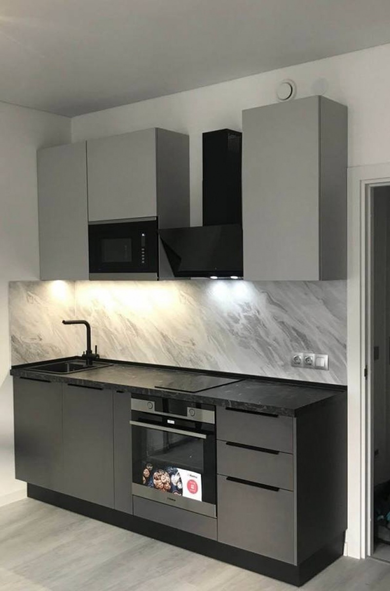 Современная кухня из ЛДСП Kronospan с интегрированными торцевыми ручками