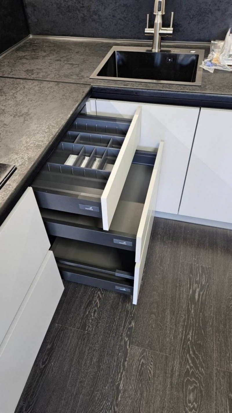 Угловая кухня с фасадами из МДФ в пленке в Воскресенске