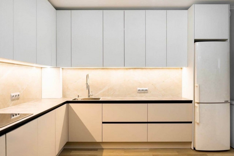 Угловая кухня с фасадами из МДФ в эмали и ручками Gola