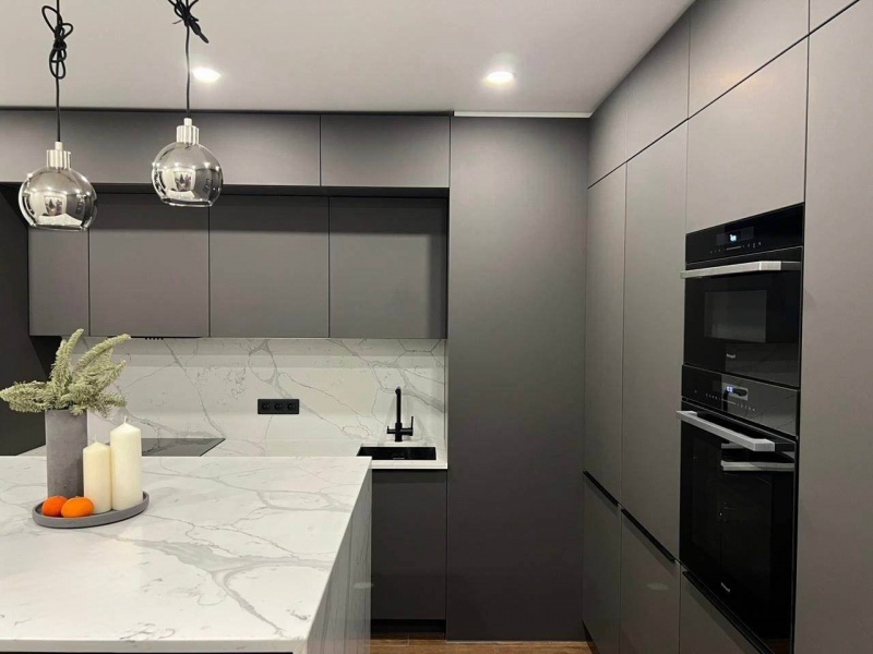 Современная кухня с фасадами из шпона и столешницей из кварцевого агломерата Calacata