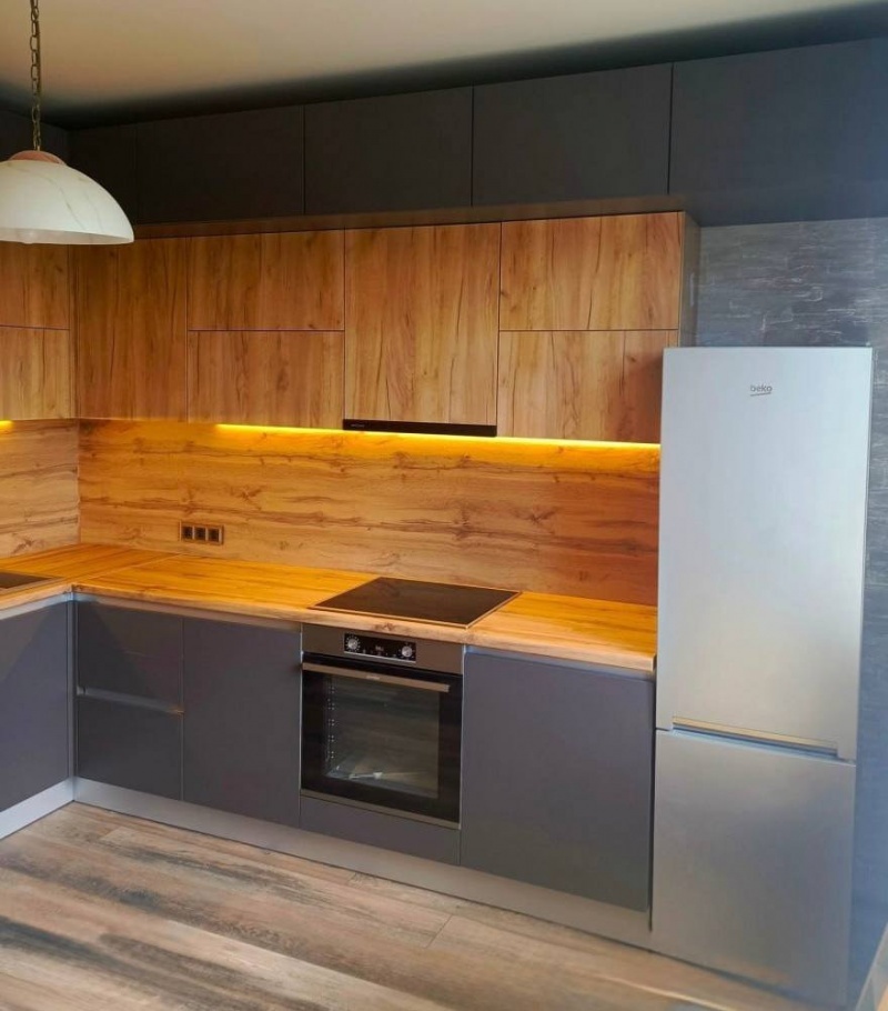 Угловая кухня «Элеганс» с LED подсветкой и профильными ручками Gola