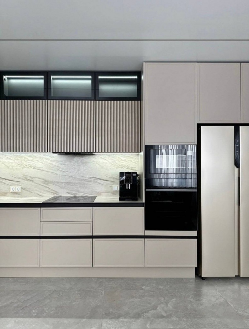 Современная кухня с фрезерованными фасадами МДФ в эмали в Волоколамске