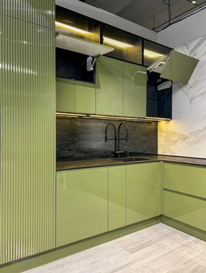 Угловая кухня 3000×3000×2596 мм — стекло + глянец RAL 6013, профиль Gola