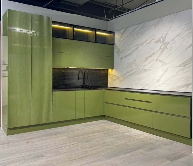 Угловая кухня 3000×3000×2596 мм — стекло + глянец RAL 6013, профиль Gola