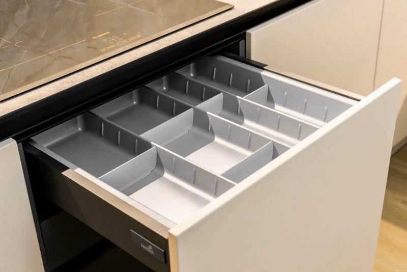 Угловая кухня с фасадами из МДФ в эмали и ручками Gola