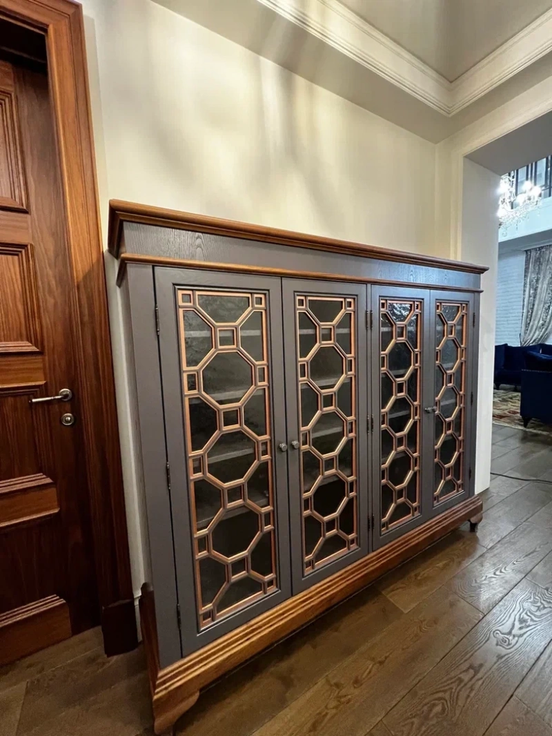 Тумба с резными фасадами и стеклянными вставками для гостиной