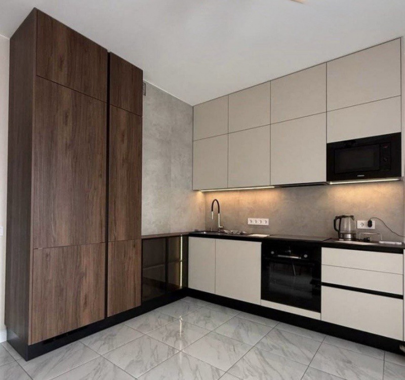 Кухня в городе Истра — тонированное стекло в алюминии, профиль Gola и мягкая подсветка