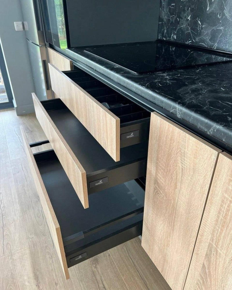 Современная кухня из ЛДСП Kronospan с фурнитурой Hettich в Москве