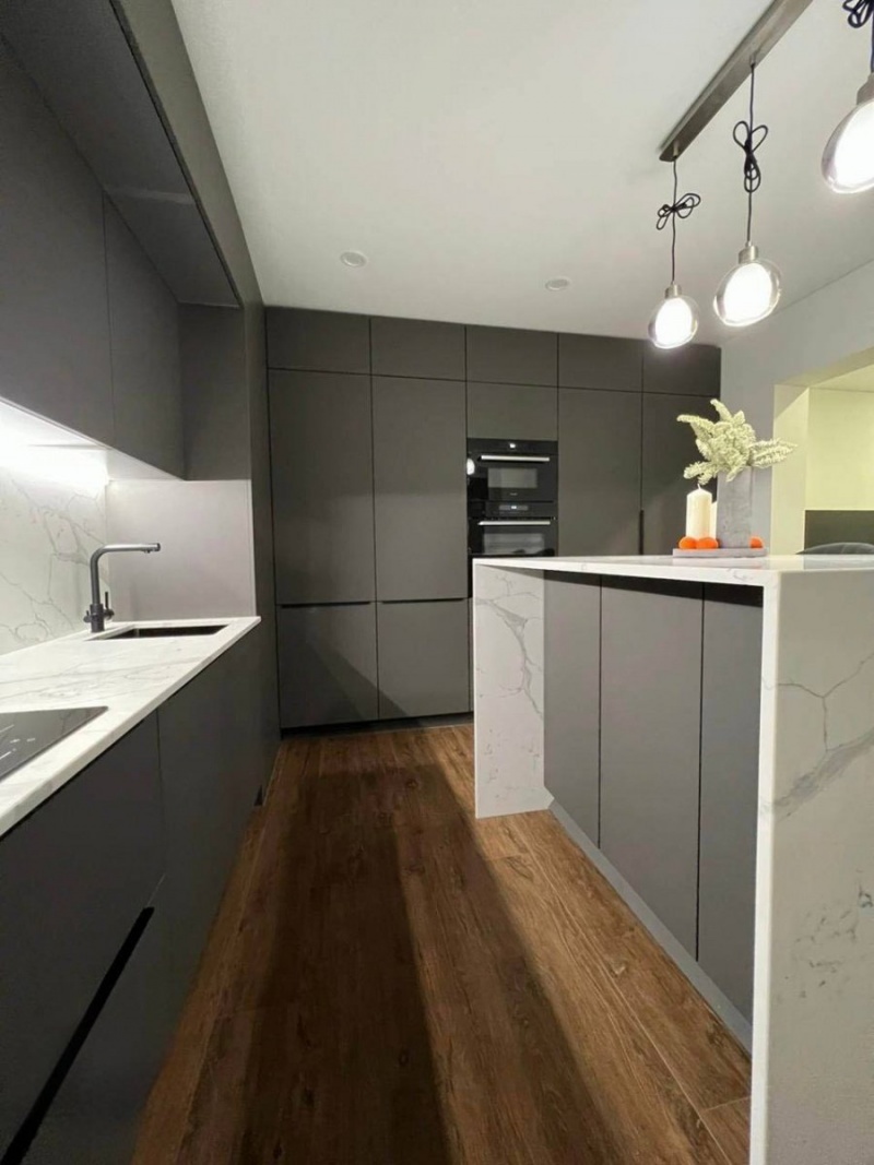 Современная кухня с фасадами из шпона и столешницей из кварцевого агломерата Calacata