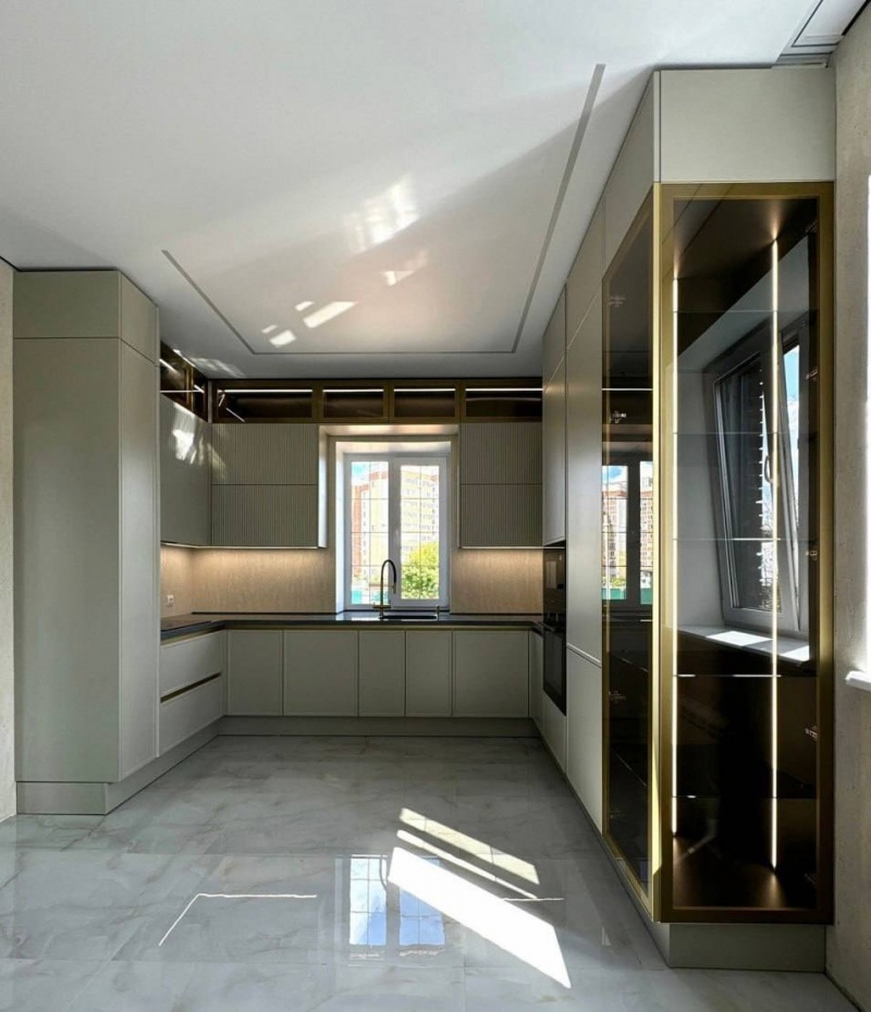 Современная кухня с акриловой столешницей и фасадами в эмали