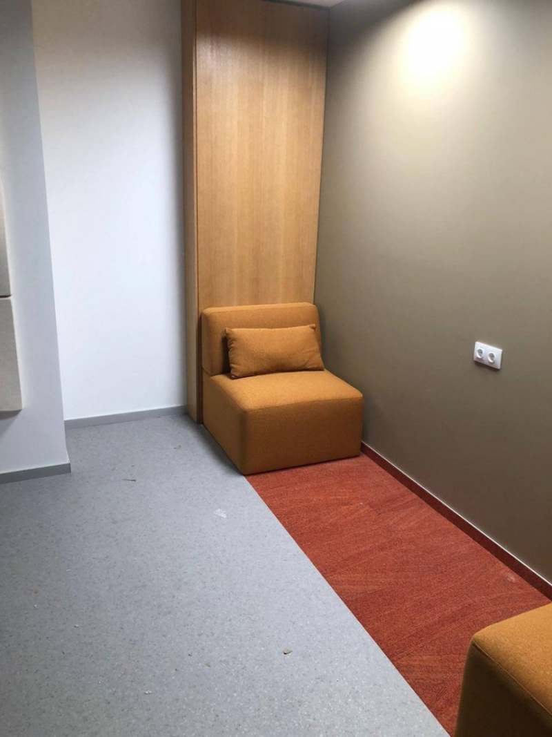 Эргономичное офисное кресло в классическом коричневом цвете