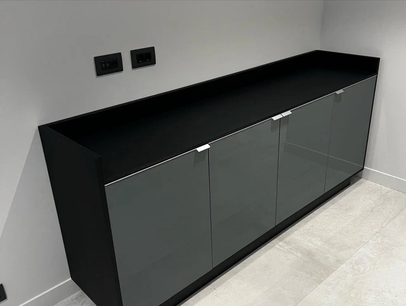 Комод с глянцевым покрытием