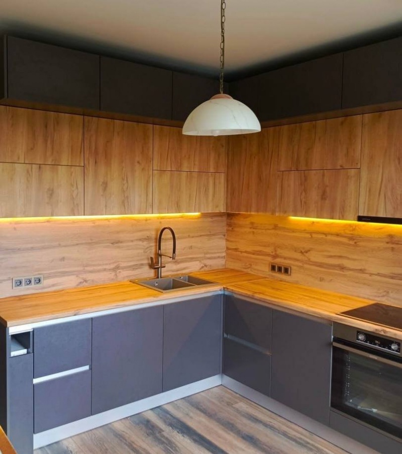 Угловая кухня «Элеганс» с LED подсветкой и профильными ручками Gola