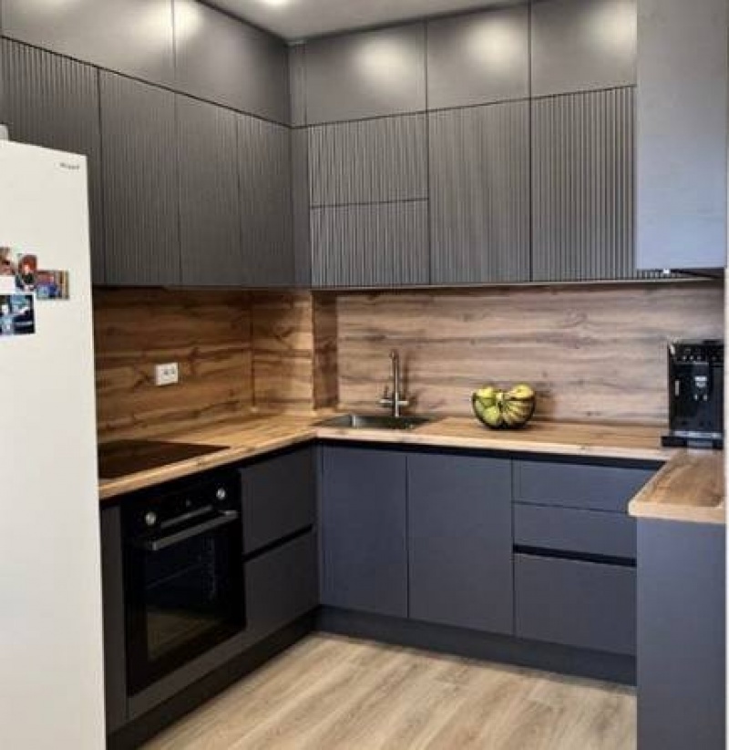 Антрацитовая минималистичная кухня с фрезеровкой и профилем Gola — реализовано в Новых Ватутинках