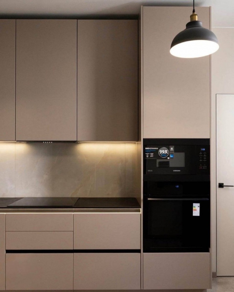 Угловая кухня с фасадами из МДФ в эмали