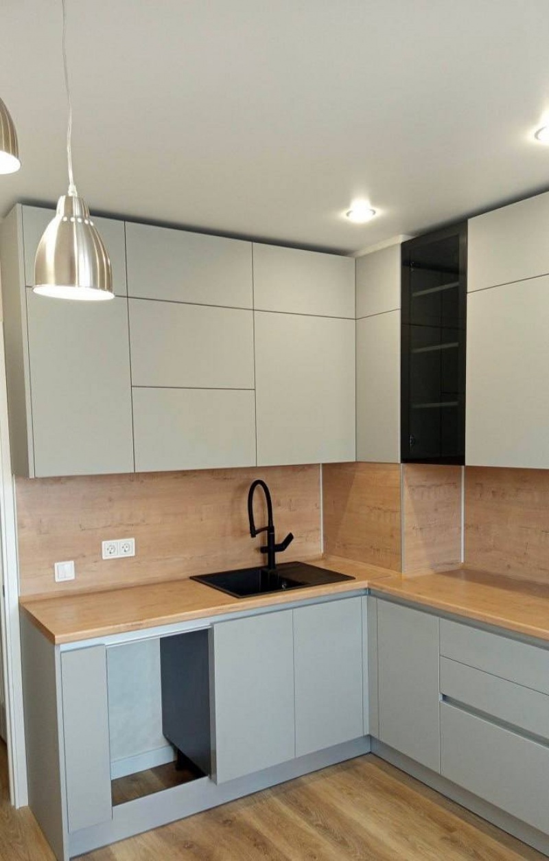 Угловая кухня с профилем Gola и механизмом Push to Open