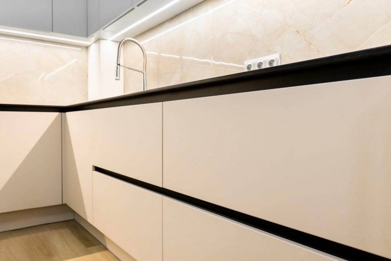 Угловая кухня с фасадами из МДФ в эмали и ручками Gola