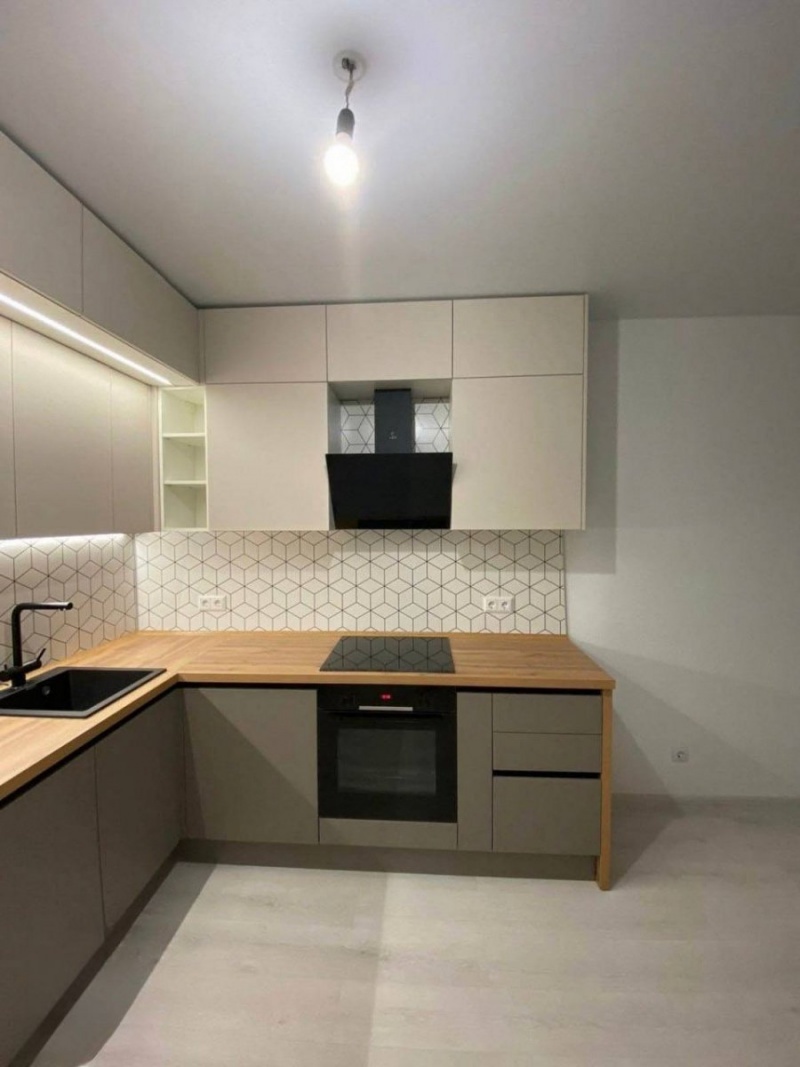 Угловая кухня с подсветкой и профилем Gola в Люберцах