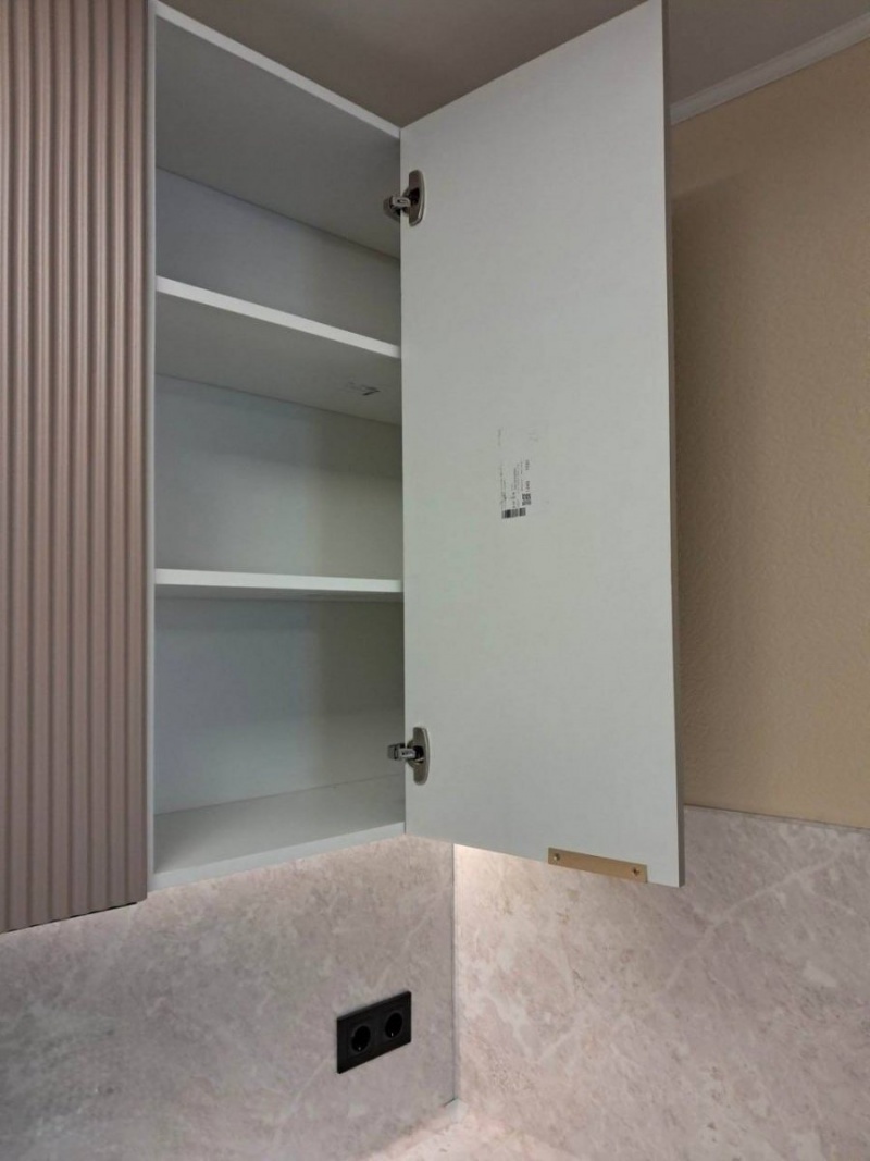 Кухонный гарнитур с фрезерованными фасадами и интегрированной LED-подсветкой