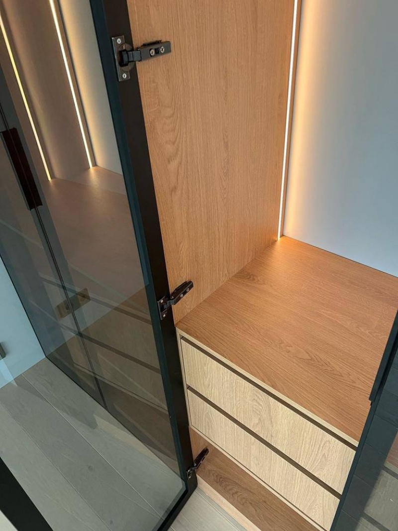 Современная гардеробная с LED-подсветкой и стеклянными фасадами на заказ