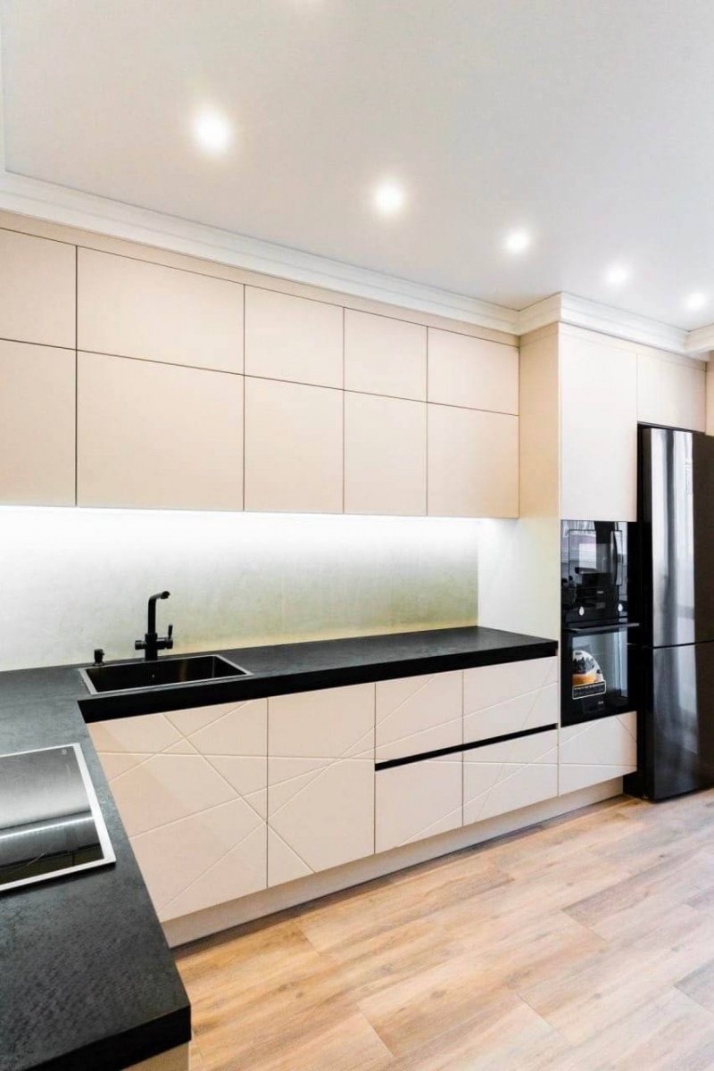 Угловая кухня - фасады из МДФ в эмали, корпус ЛДСП